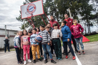 Bayern Munich dona equipamiento deportivo al barrio Lavalleja