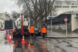 Trabajos de limpieza y saneamiento en la calle Av Gral Rondeau esquina Gral. Manuel Freire