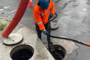 Trabajos de limpieza y saneamiento en la calle Av Gral Rondeau esquina Gral. Manuel Freire