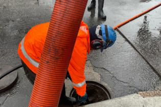 Trabajos de limpieza y saneamiento en la calle Av Gral Rondeau esquina Gral. Manuel Freire