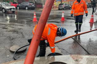 Trabajos de limpieza y saneamiento en la calle Av Gral Rondeau esquina Gral. Manuel Freire