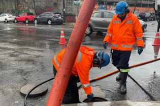 Trabajos de limpieza y saneamiento en la calle Av Gral Rondeau esquina Gral. Manuel Freire