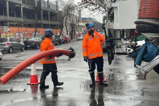 Trabajos de limpieza y saneamiento en la calle Av Gral Rondeau esquina Gral. Manuel Freire