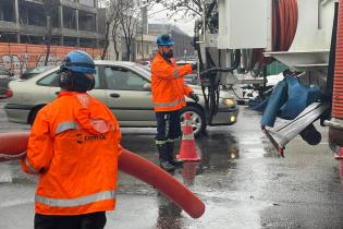 Trabajos de limpieza y saneamiento en la calle Av Gral Rondeau esquina Gral. Manuel Freire Trabajos de limpieza y saneamiento en la calle Av Gral Rondeau esquina Gral. Manuel Freire