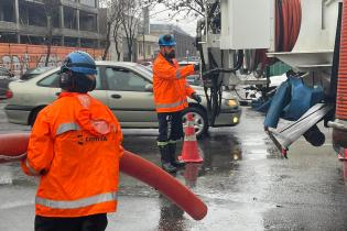 Trabajos de limpieza y saneamiento en la calle Av Gral Rondeau esquina Gral. Manuel Freire