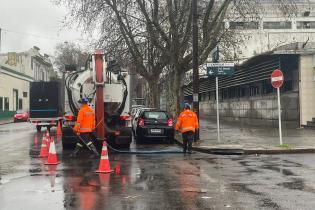 Trabajos de limpieza y saneamiento en la calle Av Gral Rondeau esquina Gral. Manuel Freire Trabajos de limpieza y saneamiento en la calle Av Gral Rondeau esquina Gral. Manuel Freire