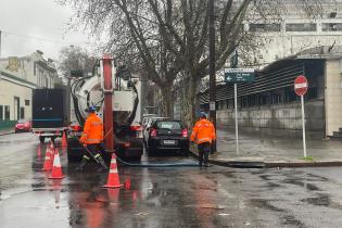 Trabajos de limpieza y saneamiento en la calle Av Gral Rondeau esquina Gral. Manuel Freire