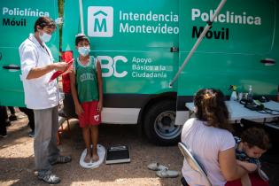 Recorrida por policlínica móvil en barrio La Chacarita 