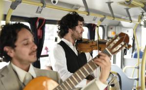 El Trio Cumparsita presentandose en los omnibus de la ciudad