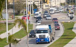Transporte de carga en Avenida José Belloni