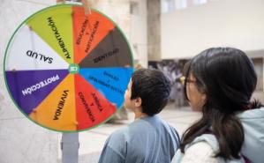 Ruleta de derechos del  programa Nexo, en la explanada de la Intendencia