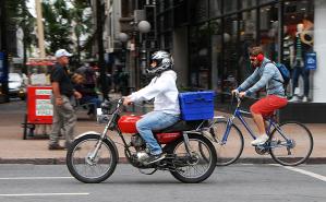 Circulación de motos en Avenida 18 de julio