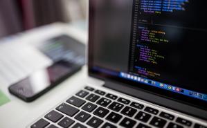 Persona creando un código de desarrollo web