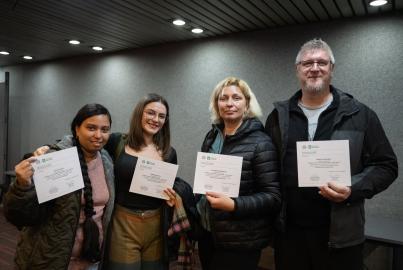 Entrega de certificados del curso de idioma español para person