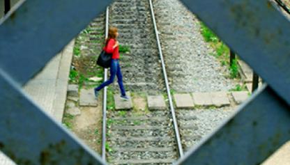 Mujer caminando sola en espacio público