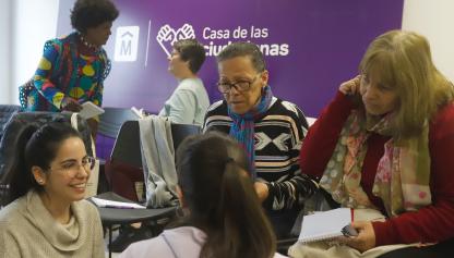 Foto de varias mujeres interactuando en la casa de las ciudadanas