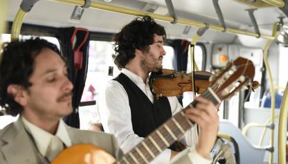 El Trio Cumparsita presentandose en los omnibus de la ciudad