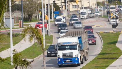 Transporte de carga en Avenida José Belloni