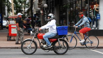 Circulación de motos en Avenida 18 de julio