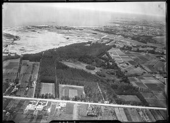 Vista aérea del parque Durandeau (posteriormente, parque Fructuoso Rivera). Al fondo, barrio Malvín. Arriba, Río de la Plata.