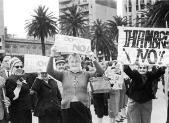 Movilización en reclamo de aumento de las jubilaciones. Plaza Independencia, 1964.