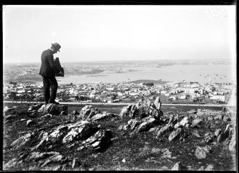 Carlos Ángel Carmona. Cerro de Montevideo. Al fondo: Bahía de Montevideo.