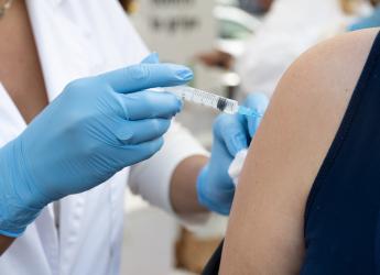 Vacunación antigripal en la explanada de la Intendencia, 10  de