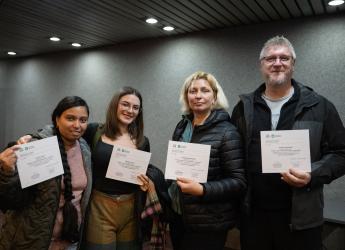 Entrega de certificados del curso de idioma español para person