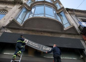 Colocación de cartel en el Edificio del CdF