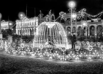 Plaza Independencia, decorada para los festejos del aniversario de la Declaratoria de la Independencia. 25 de agosto de 1918. (Foto: 1549FMHB.CDF.IMO.UY – Autor: Fotógrafos municipales/Centro de Fotografía – Intendencia de Montevideo).