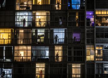 Residentes del edificio Copan golpean ollas contra el presidente brasileño Jair Bolsonaro en la semana en que Brasil confirmó la primera muerte por Covid-19. San Pablo, Brasil. 18 de marzo de 2020.