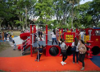 Inauguración de espacio infantil de plaza Ituzaingó