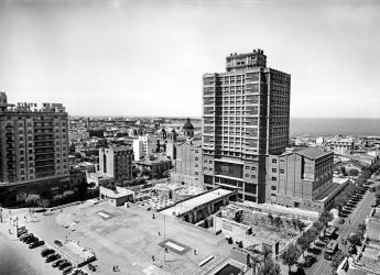 Construcción del atrio del Palacio Municipal. A la izquierda: avenida 18 de Julio. A la derecha: calle Ejido. Barrio Centro. Año 1947