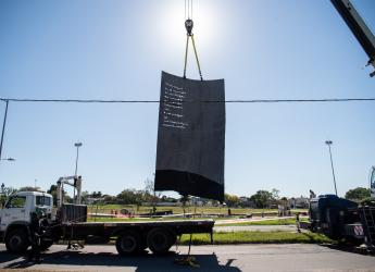 Izaje de escultura en homenaje a Idea Vilariño