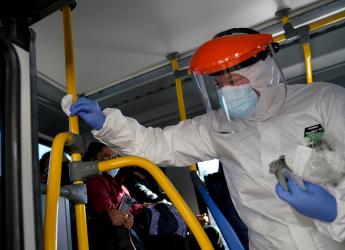Control de Covid-19 en buses con pasajeros.