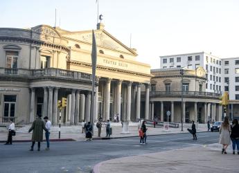 Puesta en escena de fotografía en conmemoración de los 165 años del Teatro Solís