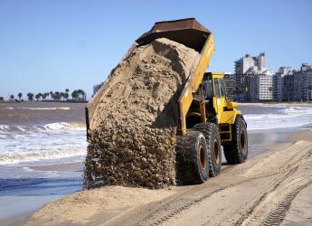 Trabajos de descalce de los muros en la Playa Pocitos