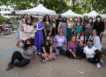 Visita de la Intendenta Carolina Cosse a feria feminista y solidaria en la Plaza de Cagancha