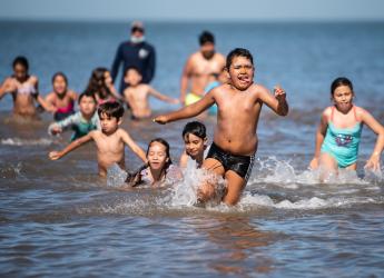Actividades deportivas y recreativas en playa Ramírez en el marco del Programa Verano