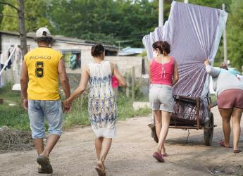 Donación de colchones y kits de limpieza en barrio El Monarca para familias damnificadas por las inundaciones