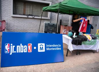 Entrega de camisetas del Torneo Jr. NBA en el Estadio Centenario