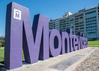 Intervención en cartel de Montevideo en el marco del Mes de las Mujeres