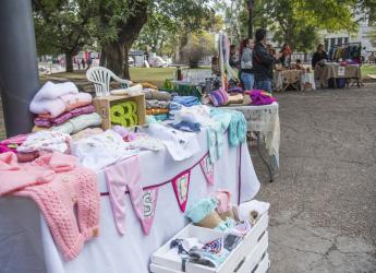Feria de pequeños emprendedores en plaza Lafone