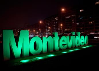 Cartel de bienvenida a la ciudad de Montevideo iluminado en el marco del Mes del Medio Ambiente