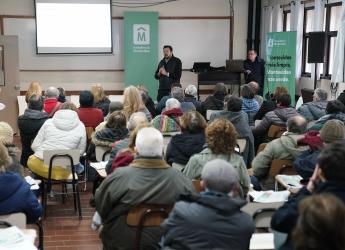 Reunión de lanzamiento de la nueva estrategia de limpieza con vecinas y vecinos del Euskalerria 70