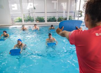 Clase de hidrogimnasia para personas mayores en el Club Tabaré, 05 de octubre de 2022