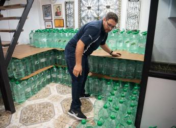 Entrega de bidones de agua a jubilados que viven en los complejos habitacionales del BPS