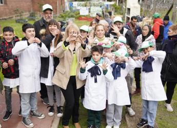 Visita de la intendenta Carolina Cosse a la huerta comunitaria en la escuela Nº 249