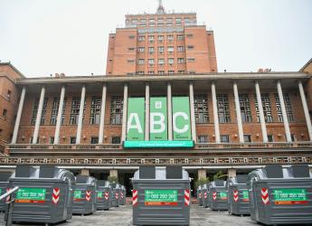 Conferencia de prensa por presentación de contenedores metálicos para residuos mezclados en vía pública