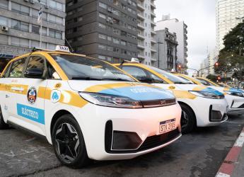  Presentación de nuevos taxis eléctricos en la explanada de la Intendencia de Montevideo 